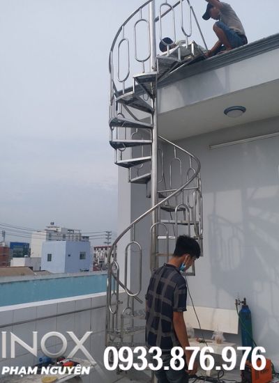 Mẫu cầu thang inox xoắn ốc cao cấp