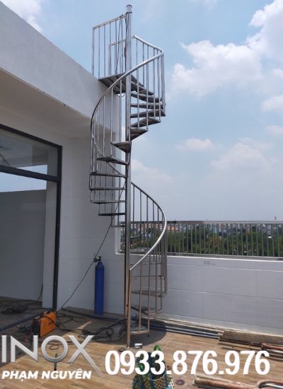 Mẫu cầu thang inox xoắn ốc lên sân thượng