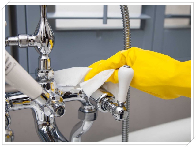Vệ sinh đồ inox trong nhà tắm để đảm bảo sạch sẽ, sáng bóng