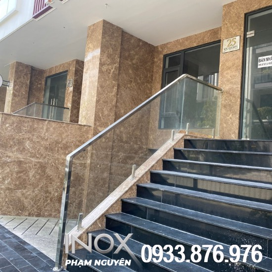 Sử dụng cầu thang kính inox cho không gian thêm phần sang trọng, tinh tế.