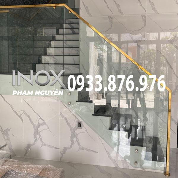 Cầu thang inox thẳng phù hợp với không gian thiết kế nhỏ hẹp.