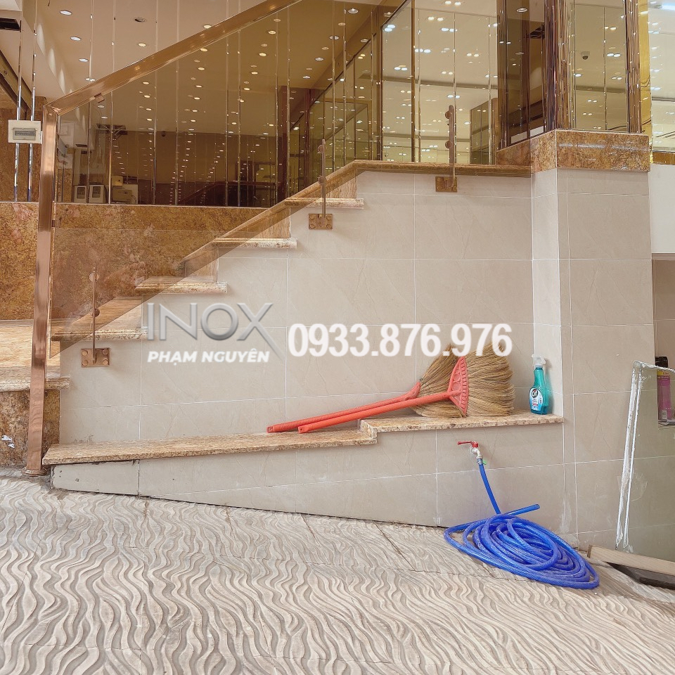 Mẫu cầu thang inox kính trụ lửng dùng cho văn phòng, tòa nhà lớn.