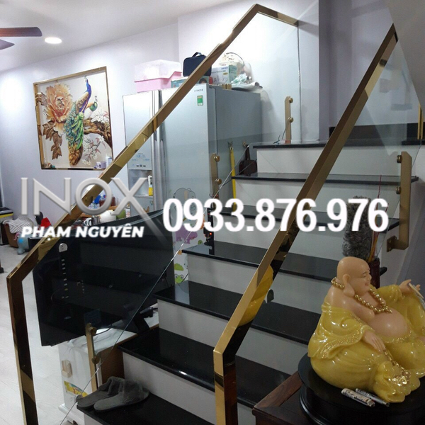 Sử dụng cầu thang trụ lửng inox kính đẹp mắt.