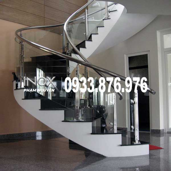 Cầu thang inox kính cường lực vòm cong thẩm mỹ.