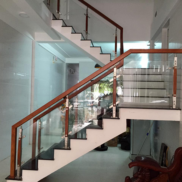 Mẫu cầu thang kính cường lực với tay cầm gỗ thân thiện.