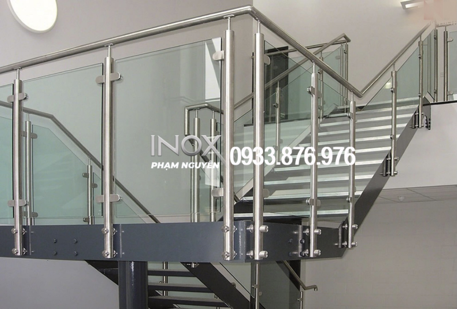 Cầu thang inox kính sang trọng, cho không gian thêm phần rộng rãi.
