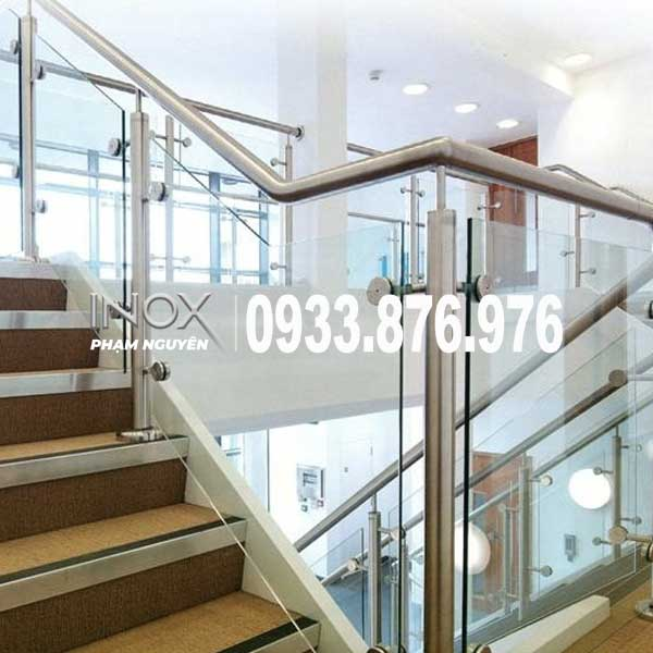 Cầu thang kính inox phù hợp với công trình nhà ở, văn phòng,...