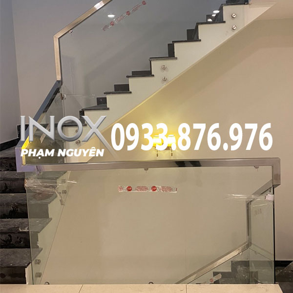 Cầu thang kính không trụ giúp không gian thêm phần rộng rãi.