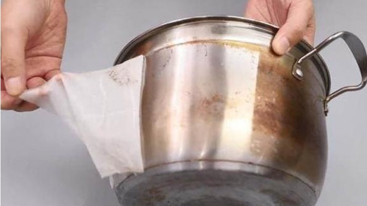 Một chiếc nồi inox bị ố gỉ