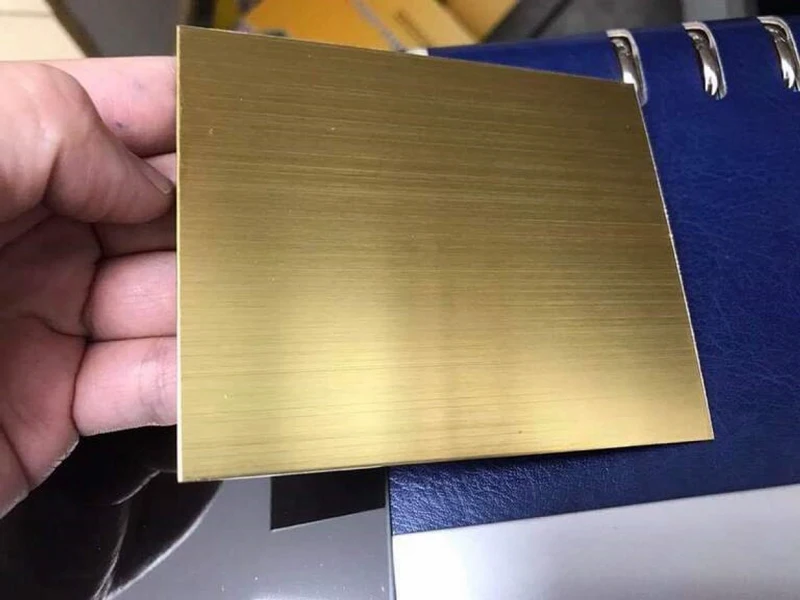 Vật liệu inox xước vàng với các đường vân tinh tế cùng màu sắc sang trọng